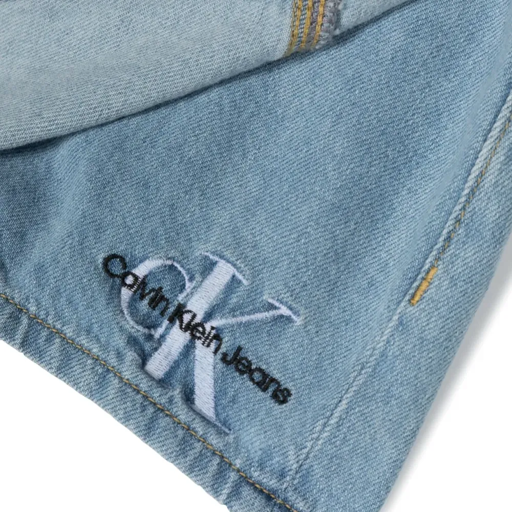 Джинсовые шорты с вышитым логотипом