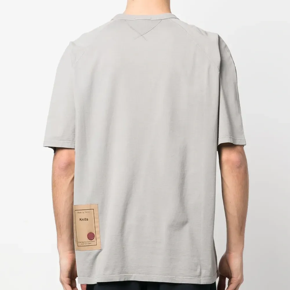 Футболка с нашивкой-логотипом