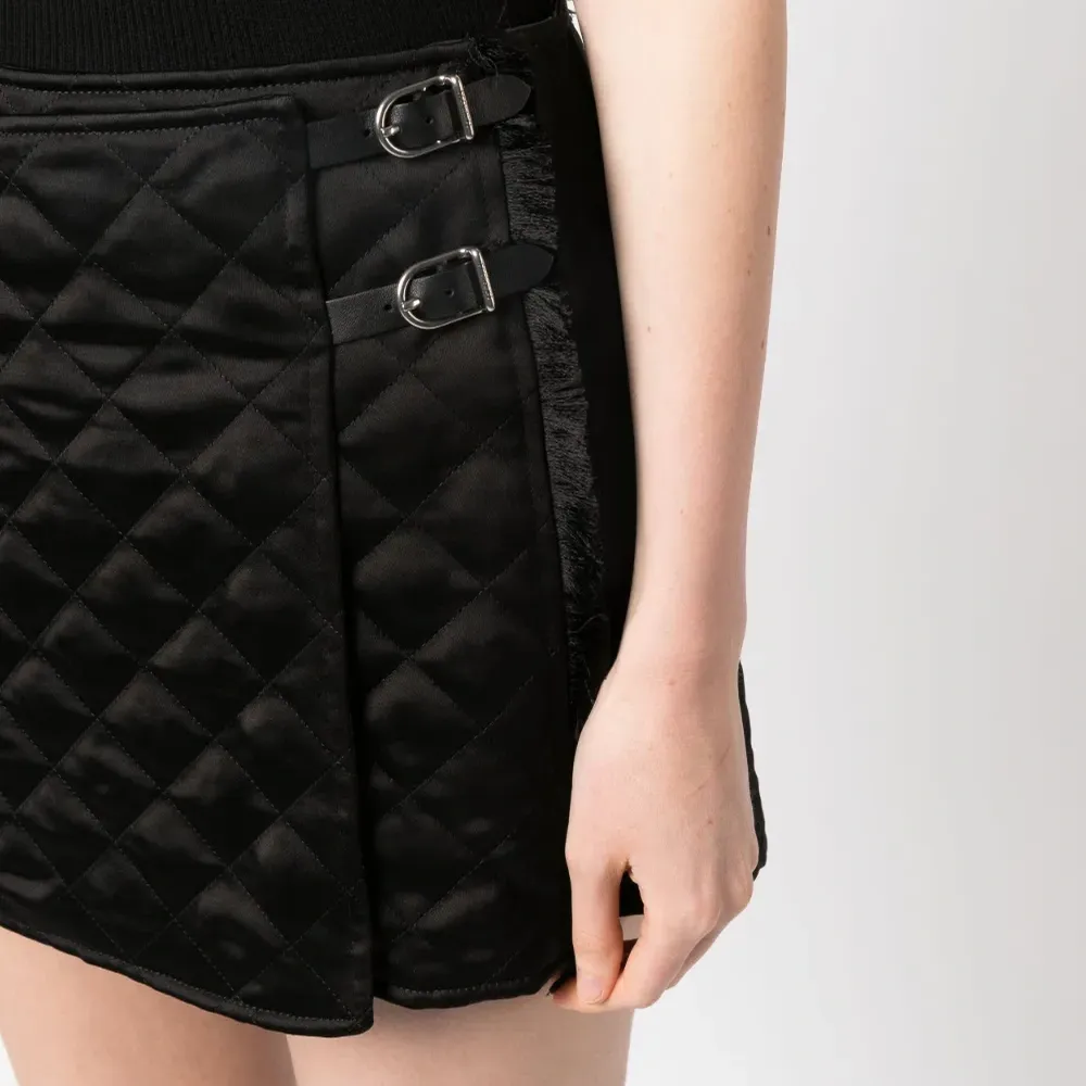 Стеганая мини-юбка с запахом