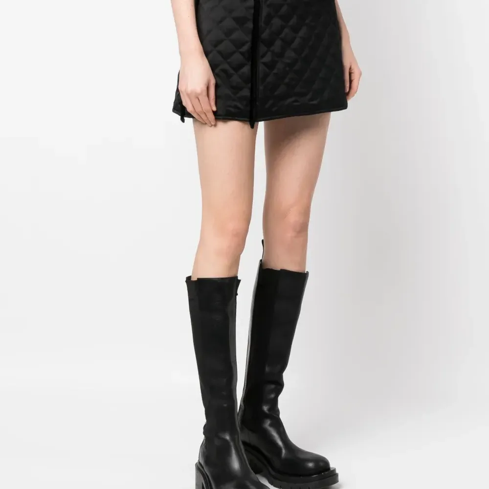 Стеганая мини-юбка с запахом