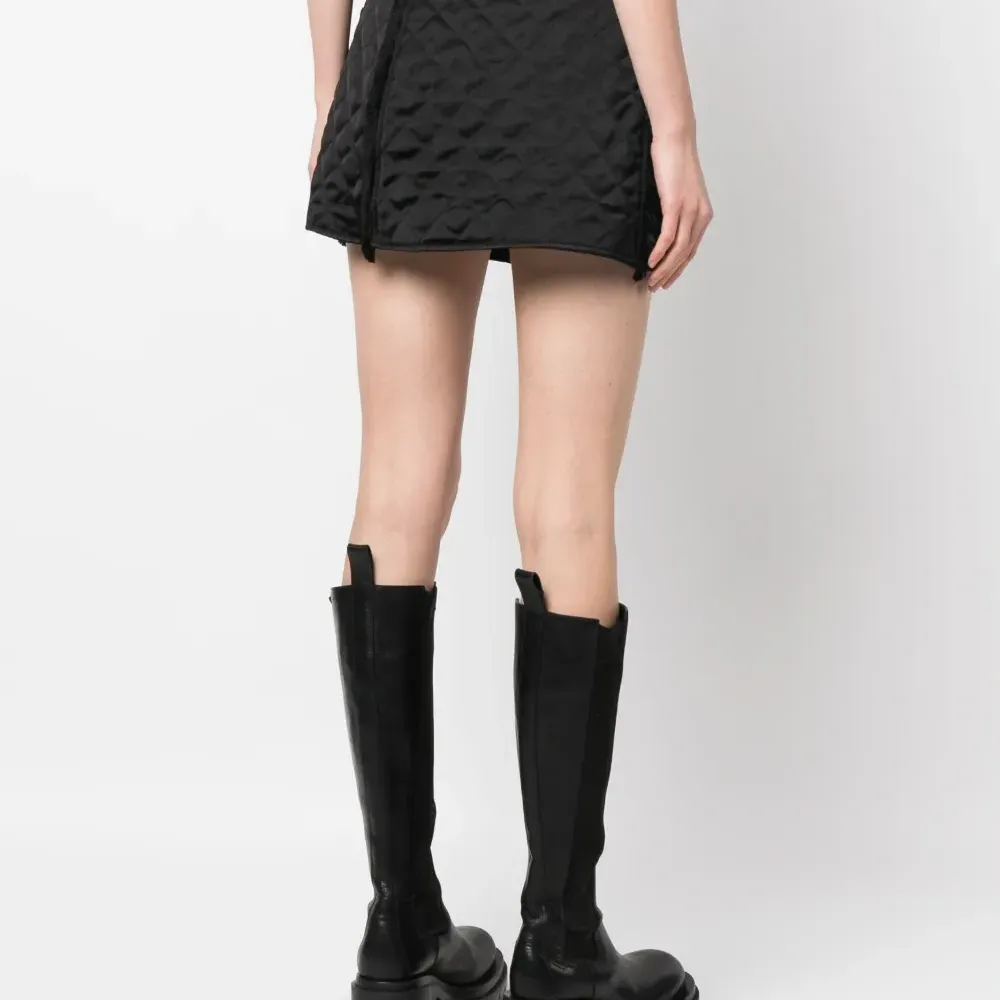 Стеганая мини-юбка с запахом