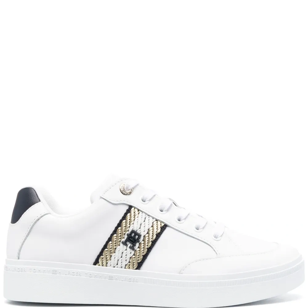 Кроссовки с нашивкой-логотипом