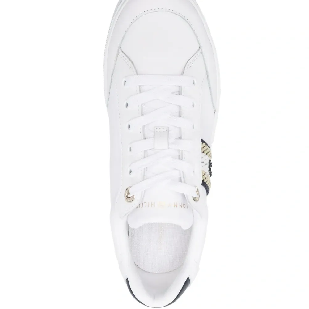 Кроссовки с нашивкой-логотипом