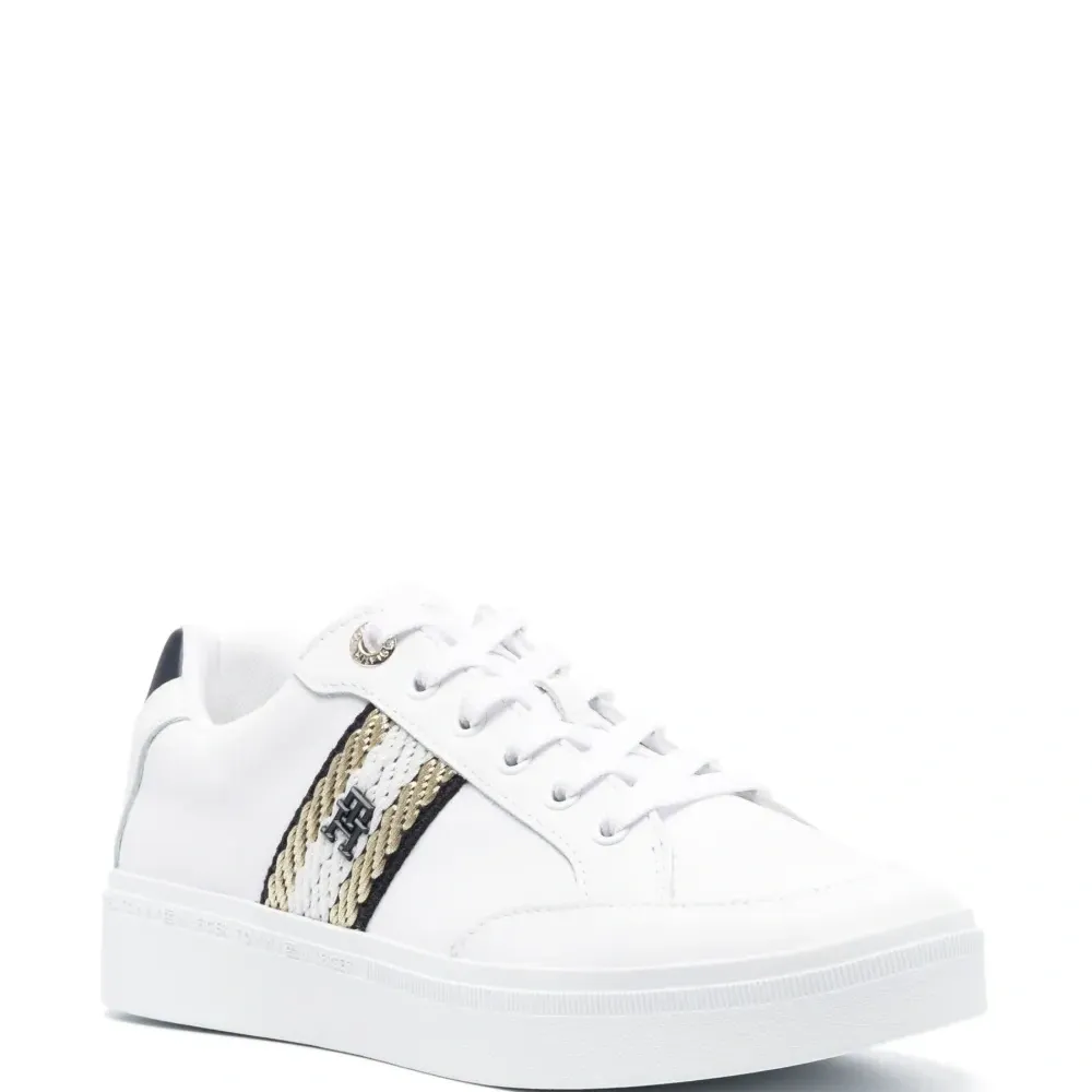 Кроссовки с нашивкой-логотипом