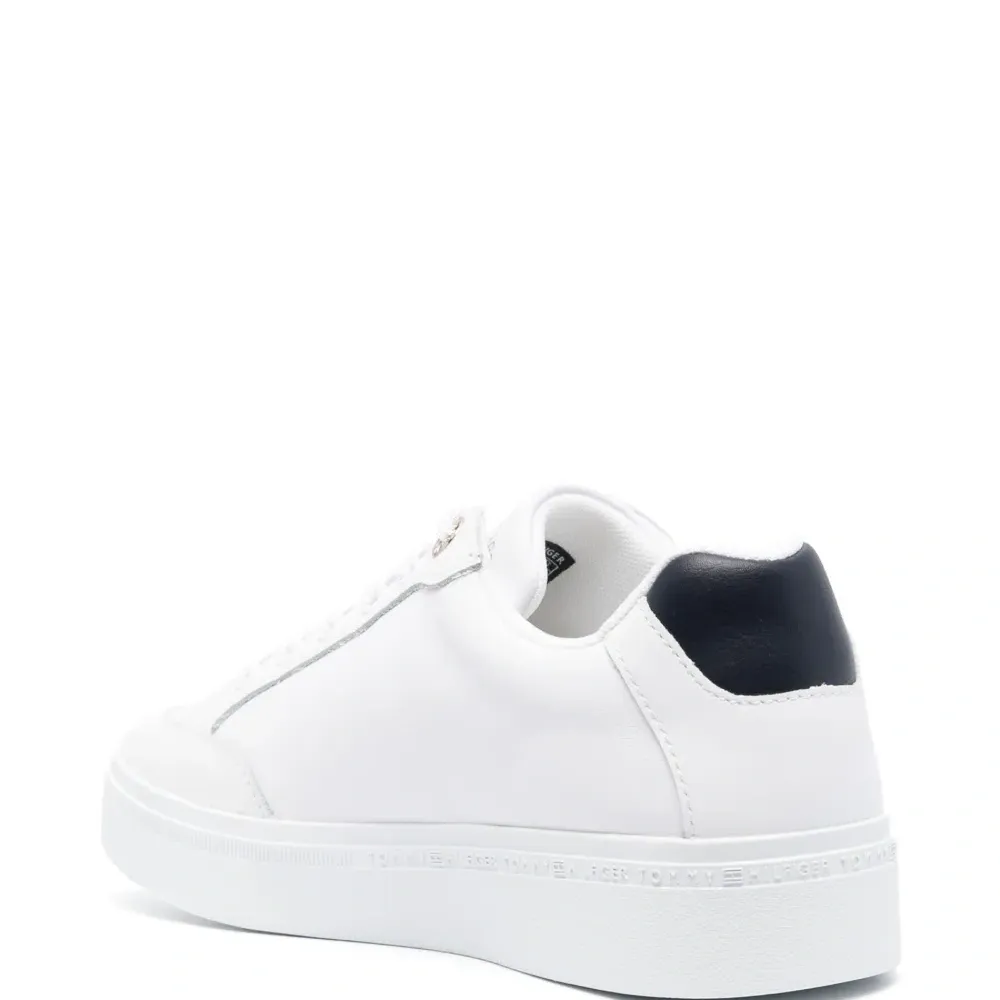 Кроссовки с нашивкой-логотипом