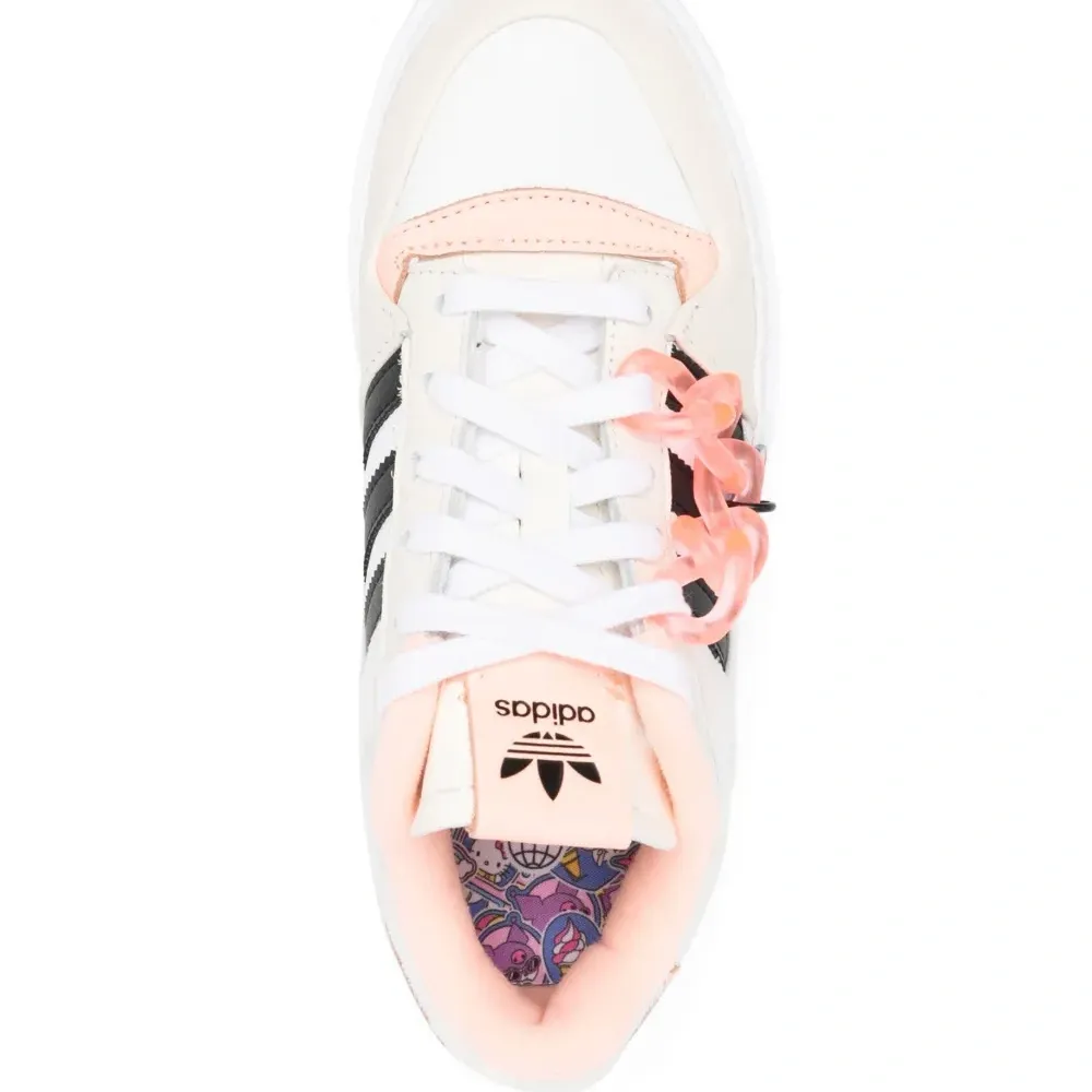 Кроссовки из коллаборации с Hello Kitty