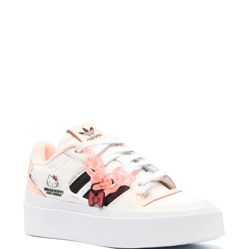 Кроссовки из коллаборации с Hello Kitty
