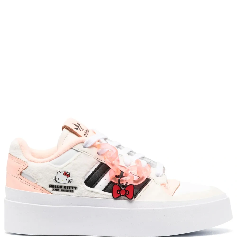 Кроссовки из коллаборации с Hello Kitty