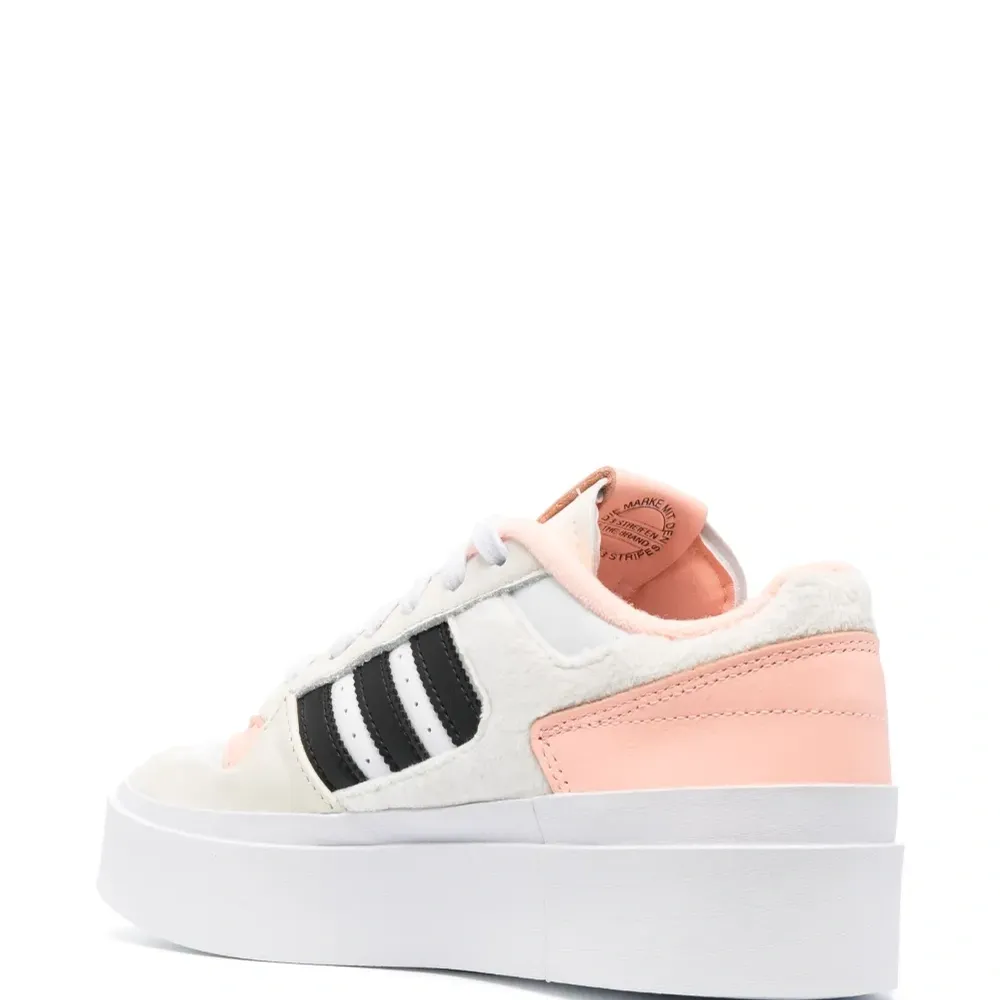 Кроссовки из коллаборации с Hello Kitty