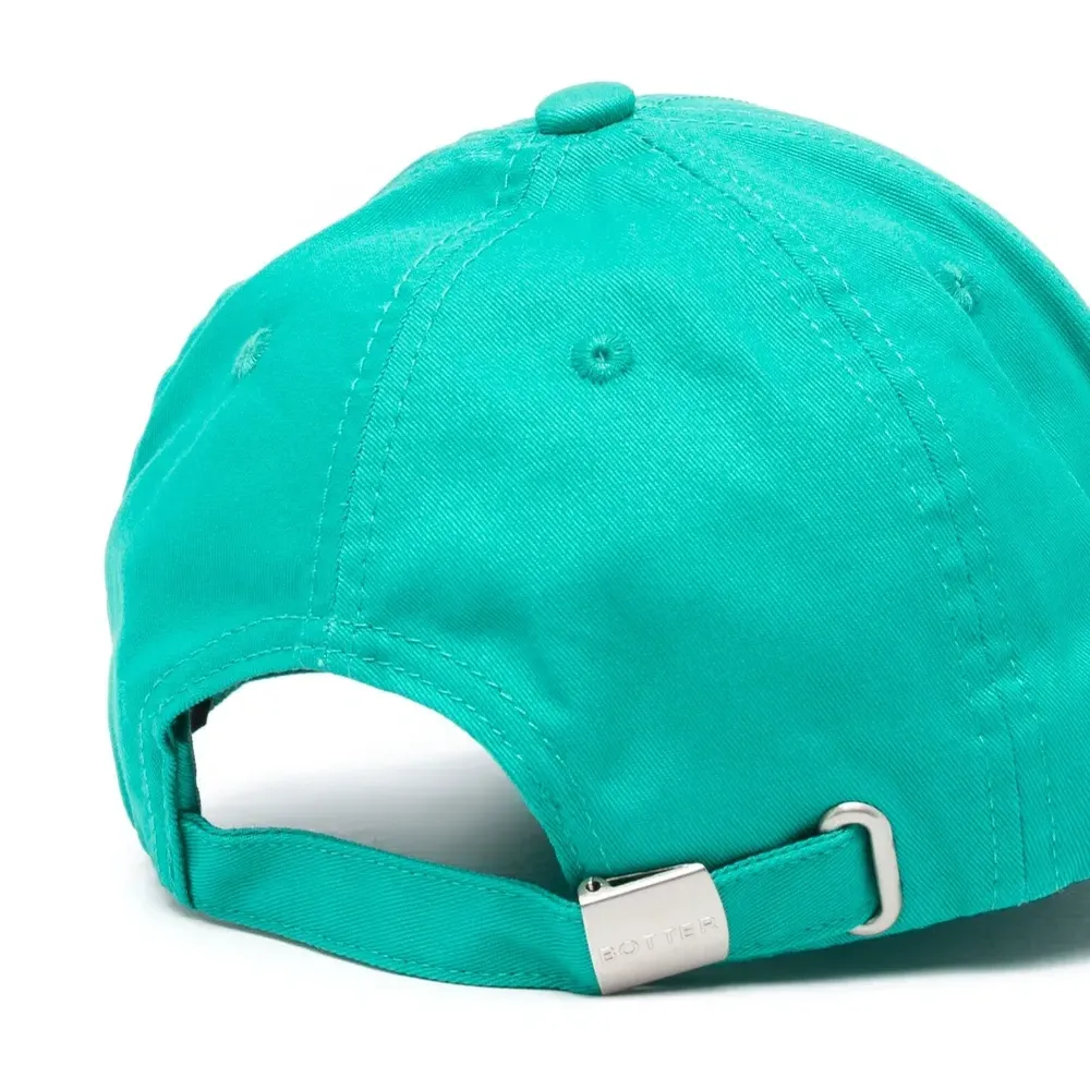 Кепка с нашивкой-логотипом