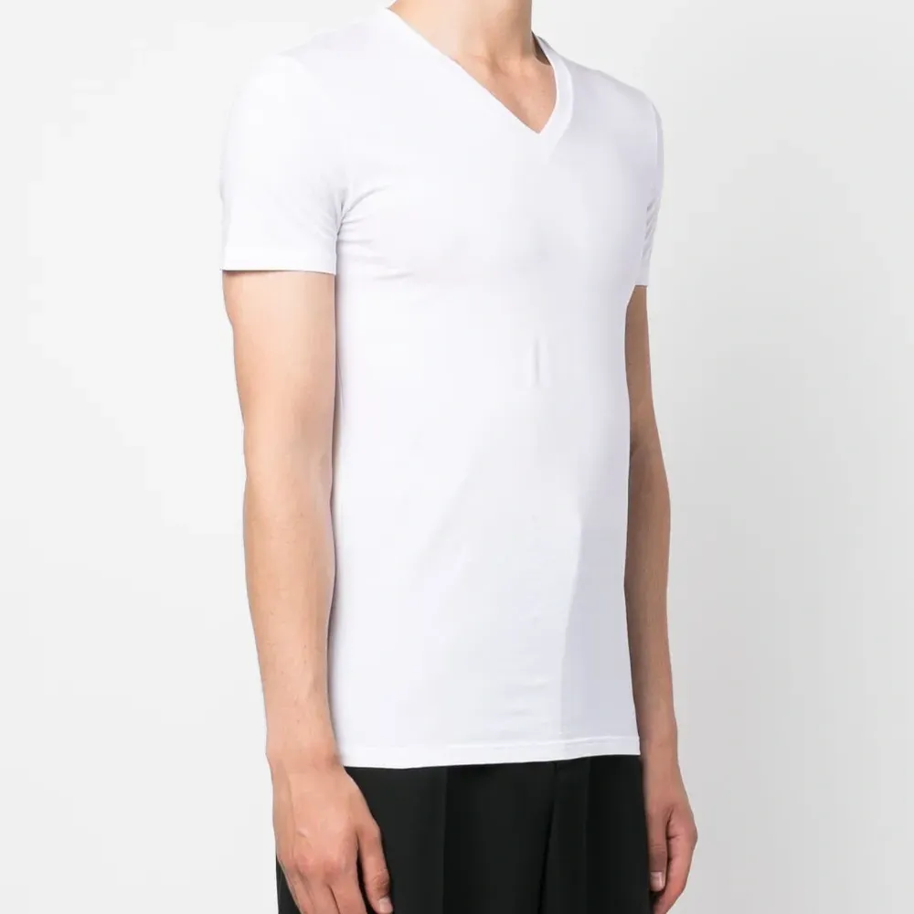 Футболка с V-образным вырезом