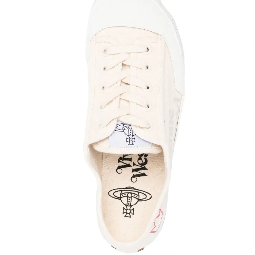 Кроссовки с логотипом