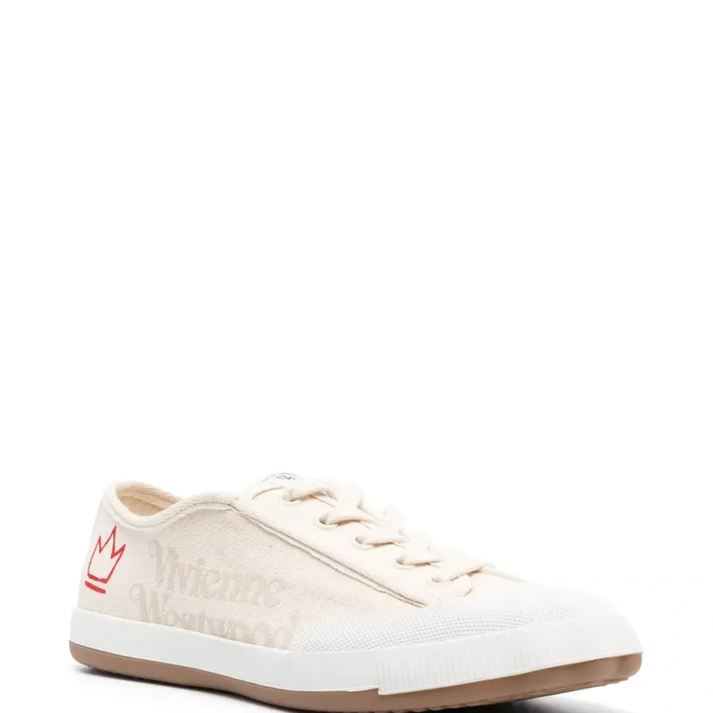 Кроссовки с логотипом