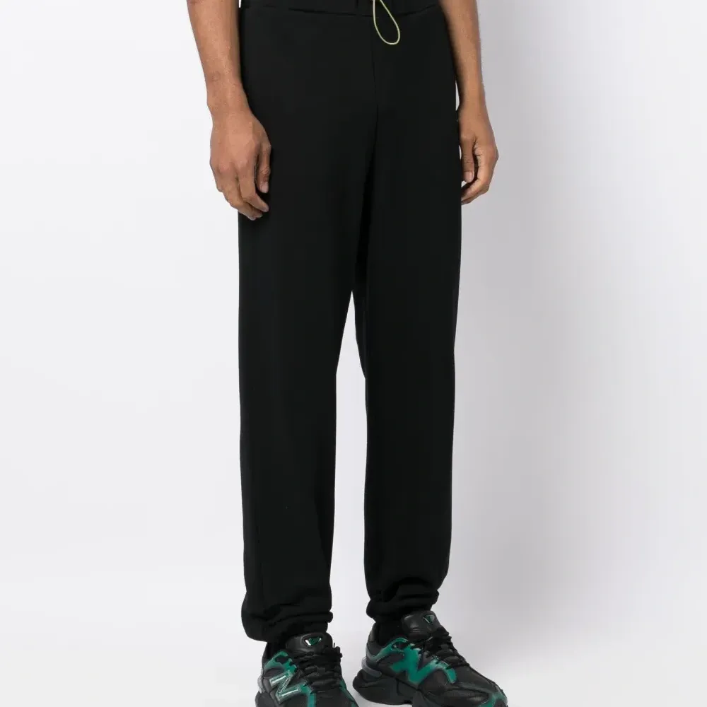 Спортивные брюки с вышитым логотипом