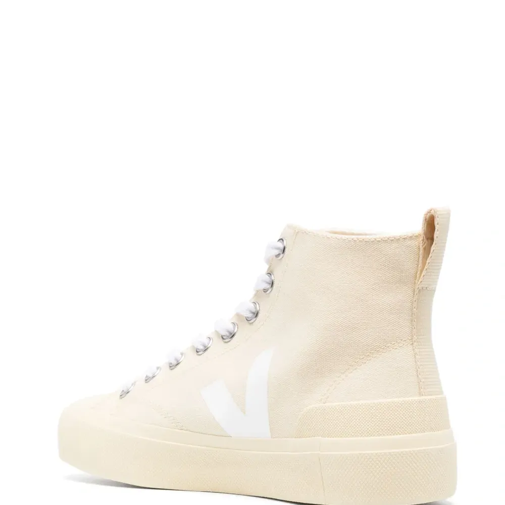 Высокие кроссовки с нашивкой-логотипом