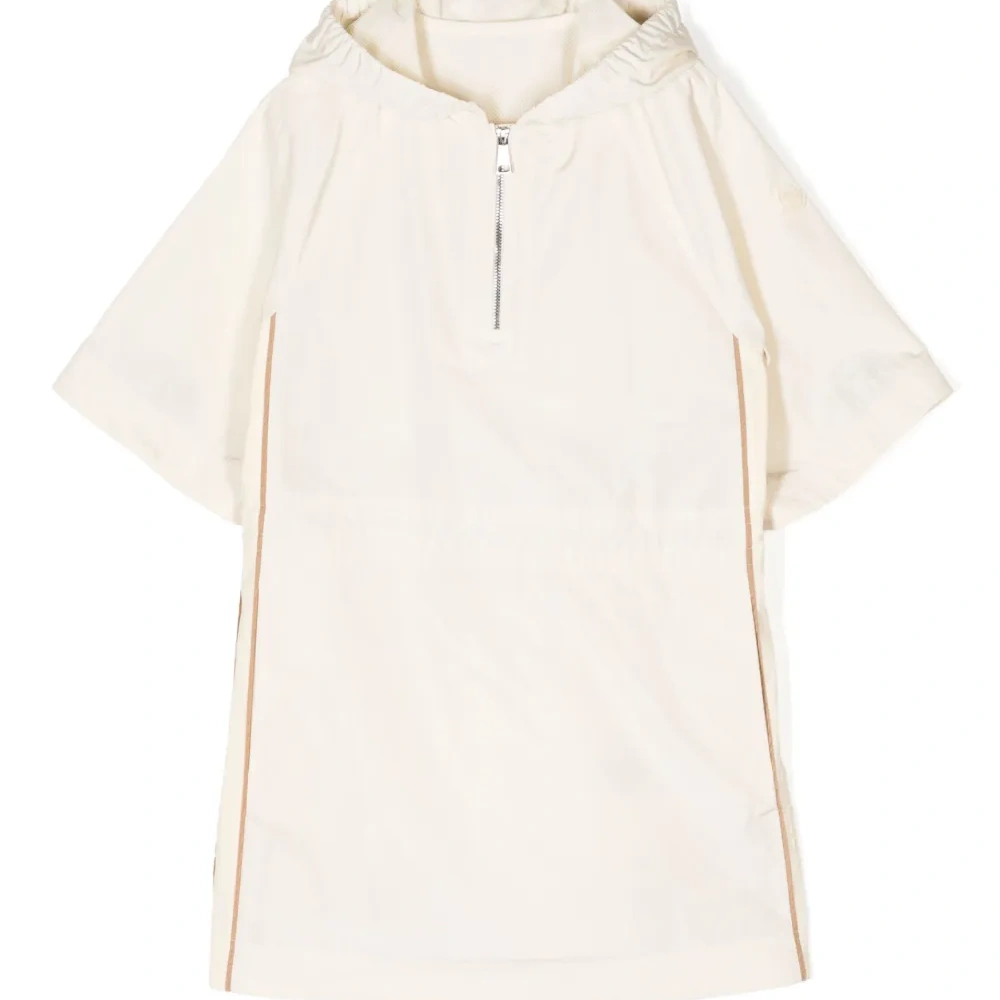 Платье с короткими рукавами и капюшоном