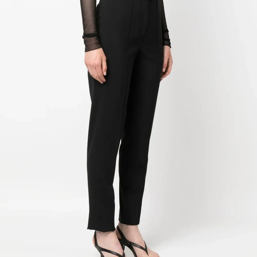 Узкие брюки с вырезами