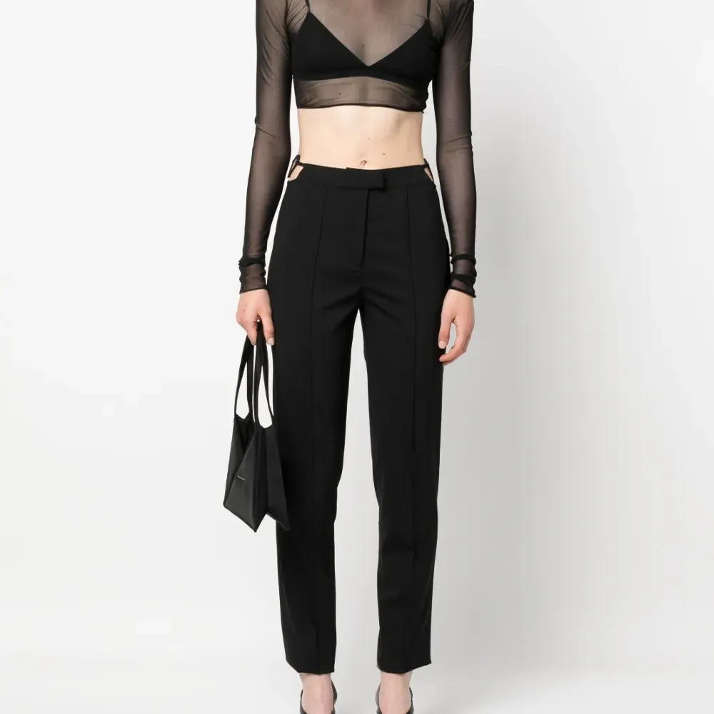 Узкие брюки с вырезами