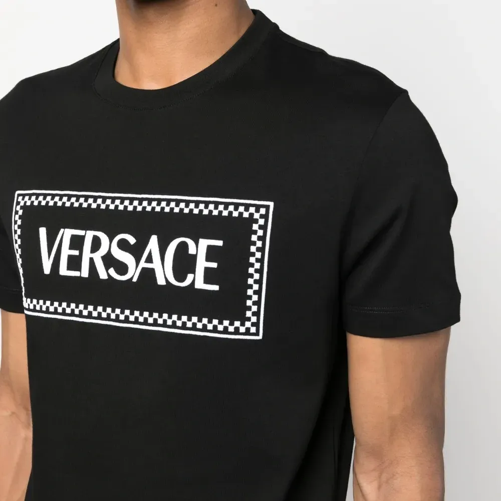 Футболка с вышитым логотипом