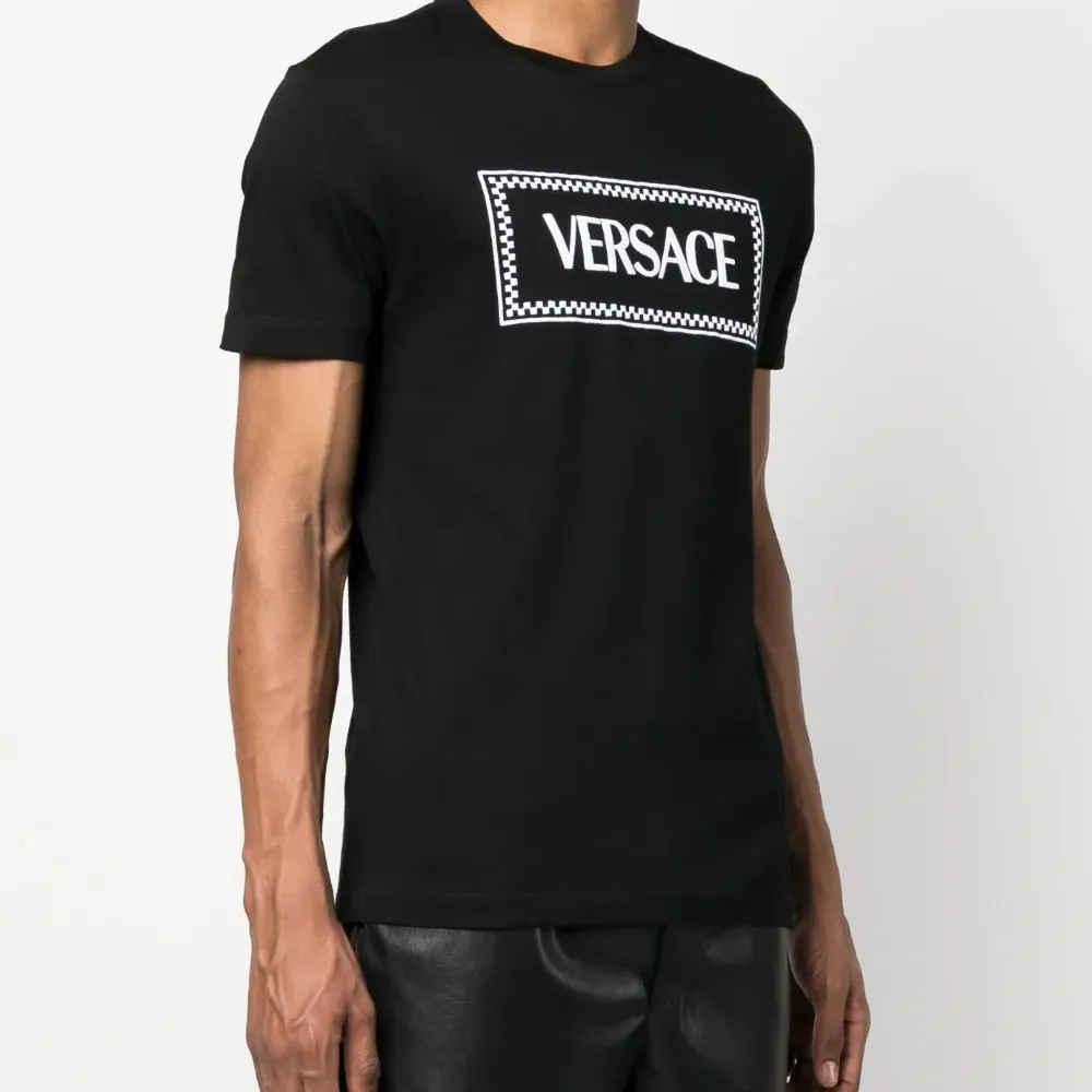 Футболка с вышитым логотипом