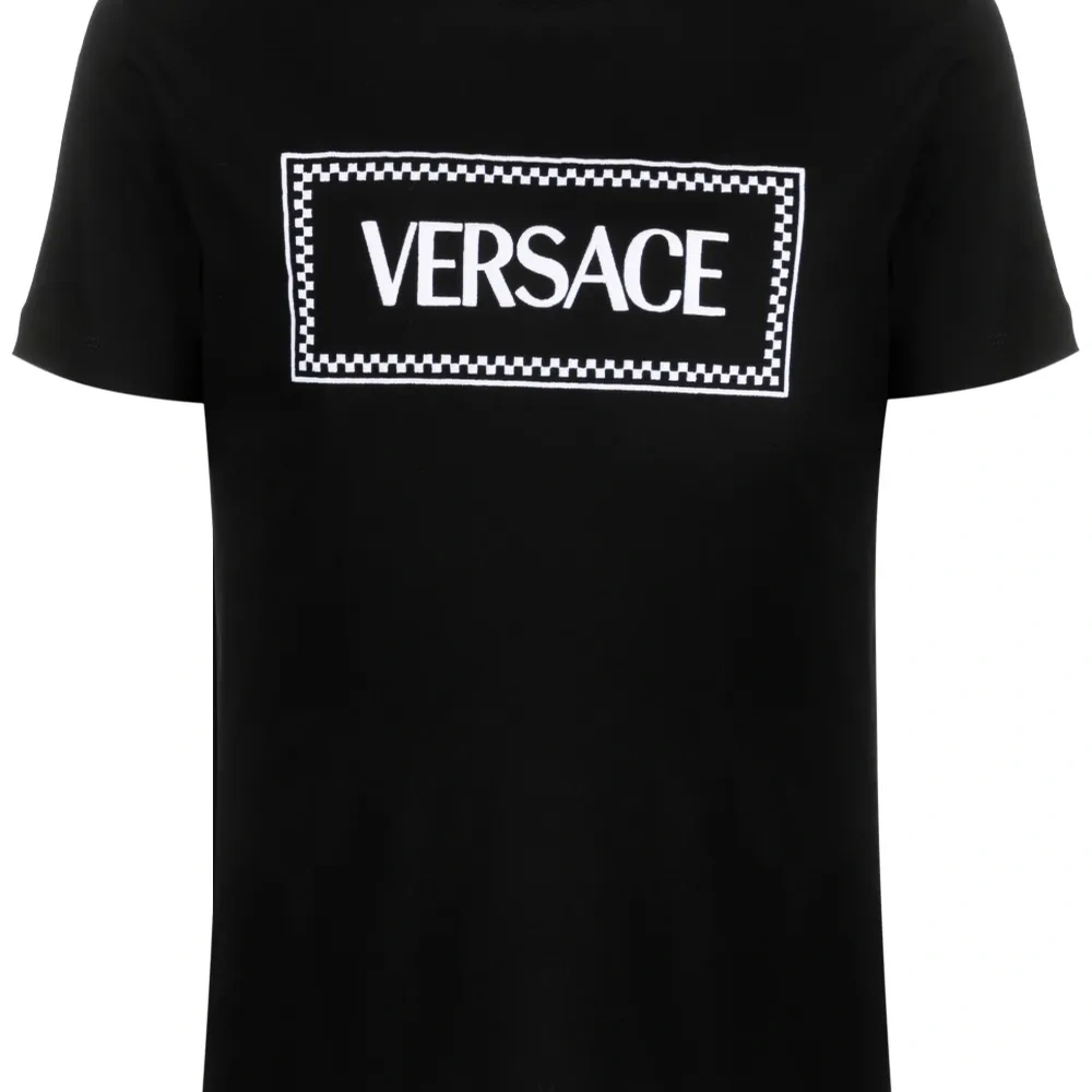 Футболка с вышитым логотипом