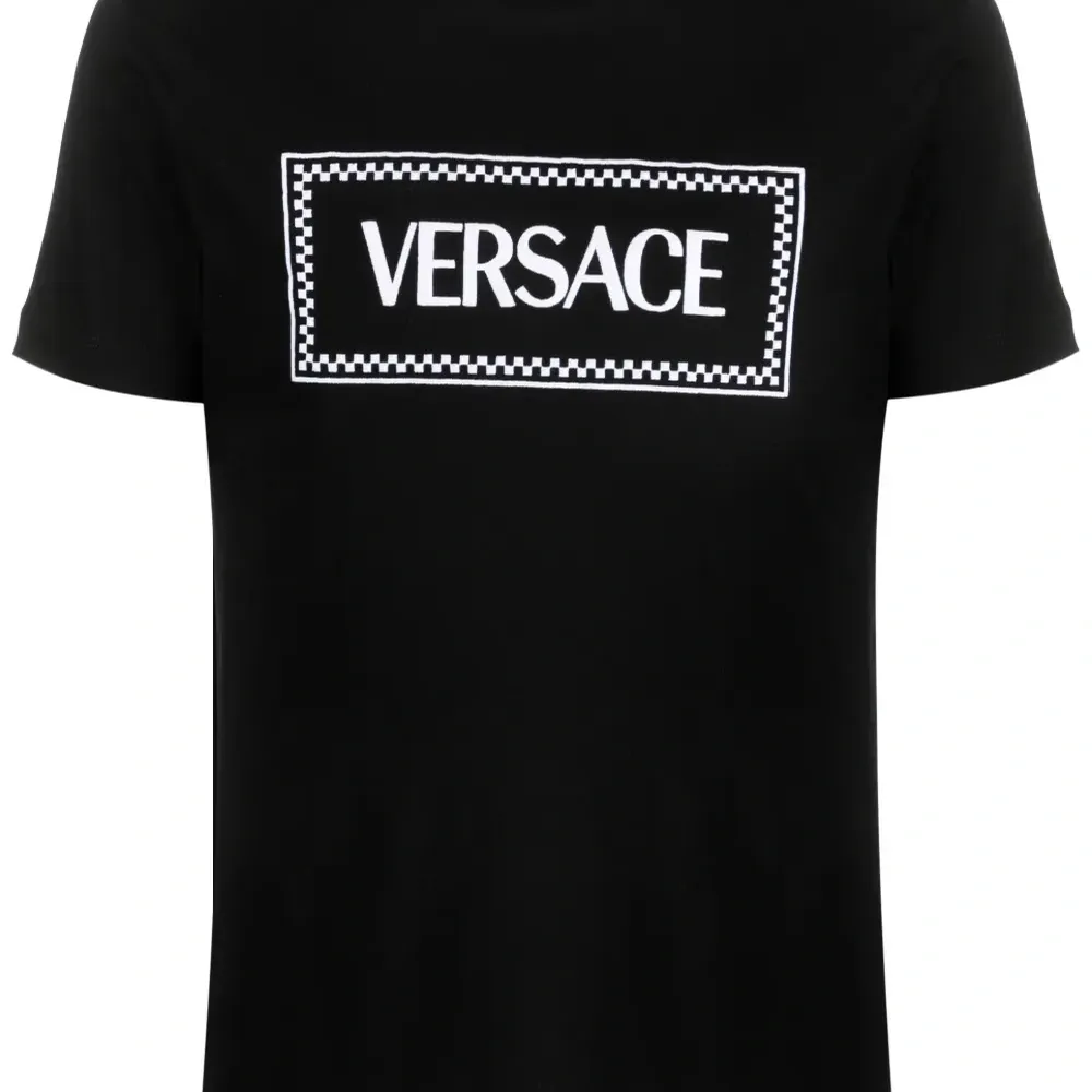 Футболка с вышитым логотипом