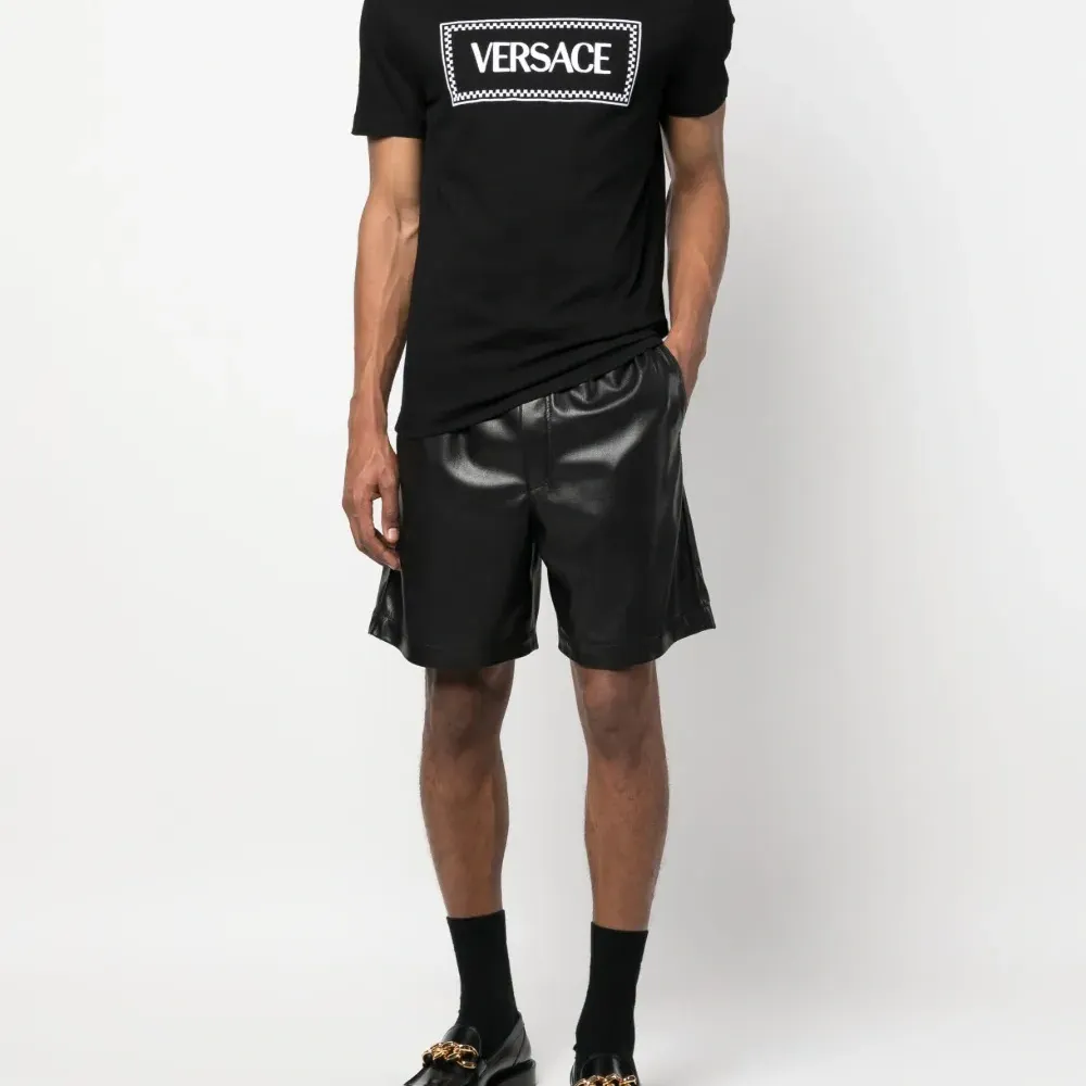 Футболка с вышитым логотипом