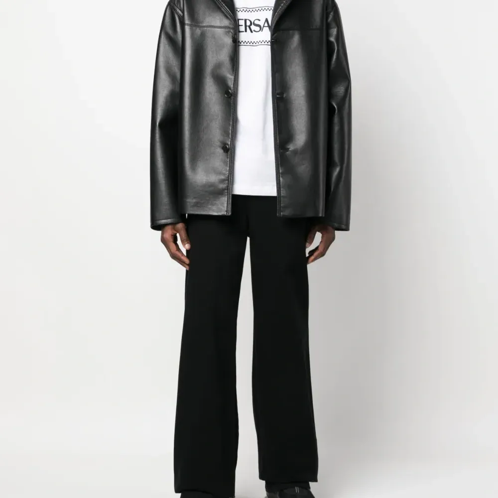 Футболка с вышитым логотипом