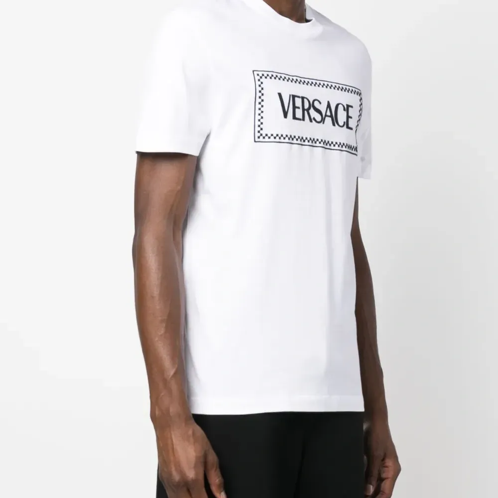 Футболка с вышитым логотипом