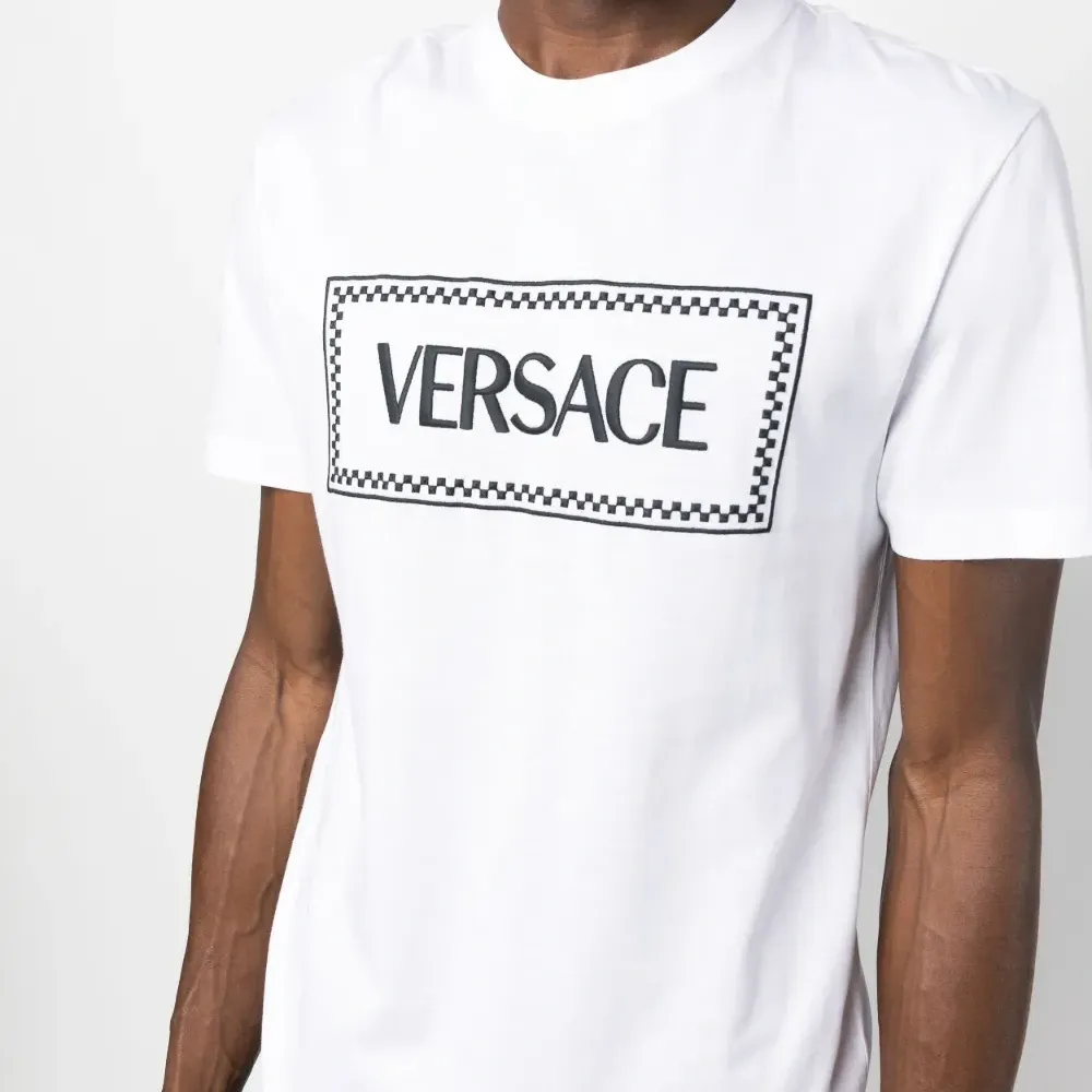 Футболка с вышитым логотипом