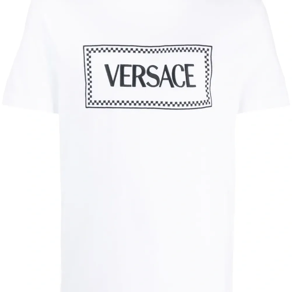 Футболка с вышитым логотипом