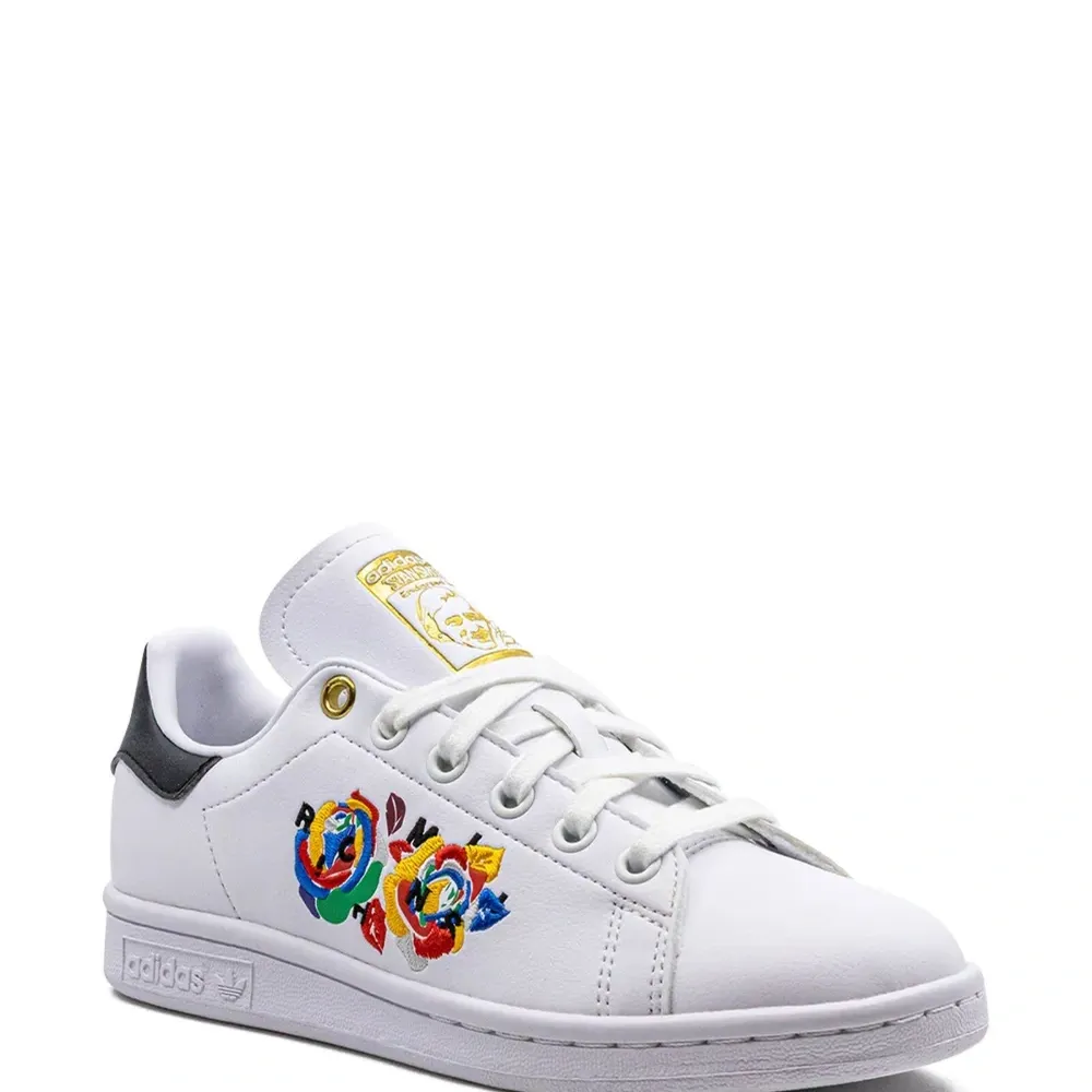Кроссовки Stan Smith из коллаборации с Rich Mnisi