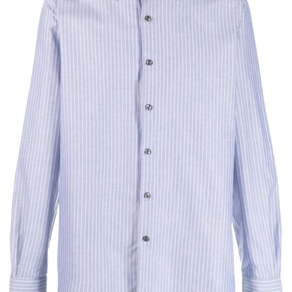 Рубашка в тонкую полоску