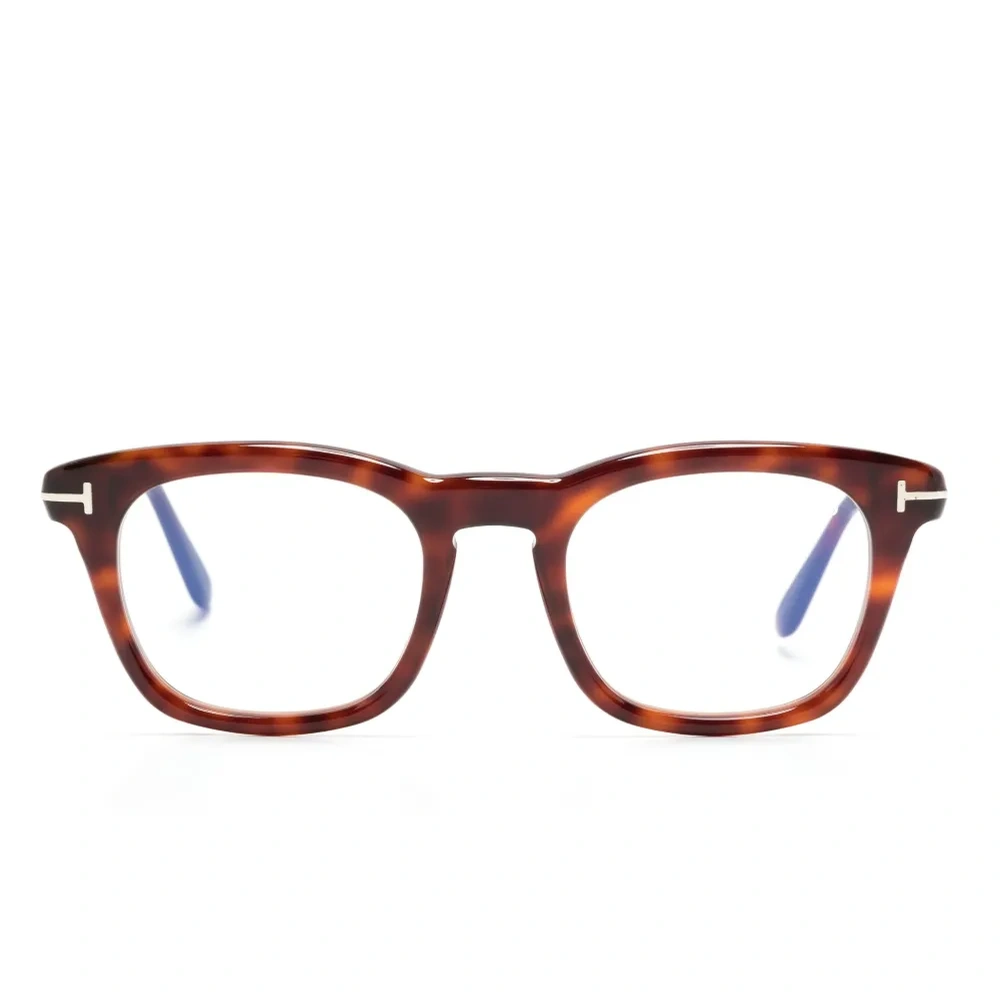 Очки в квадратной оправе