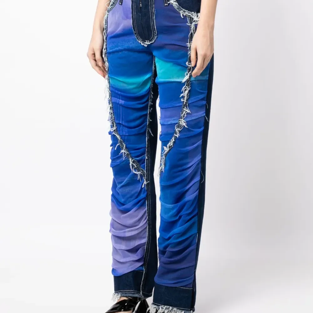 Прямые джинсы с нашивкой-логотипом