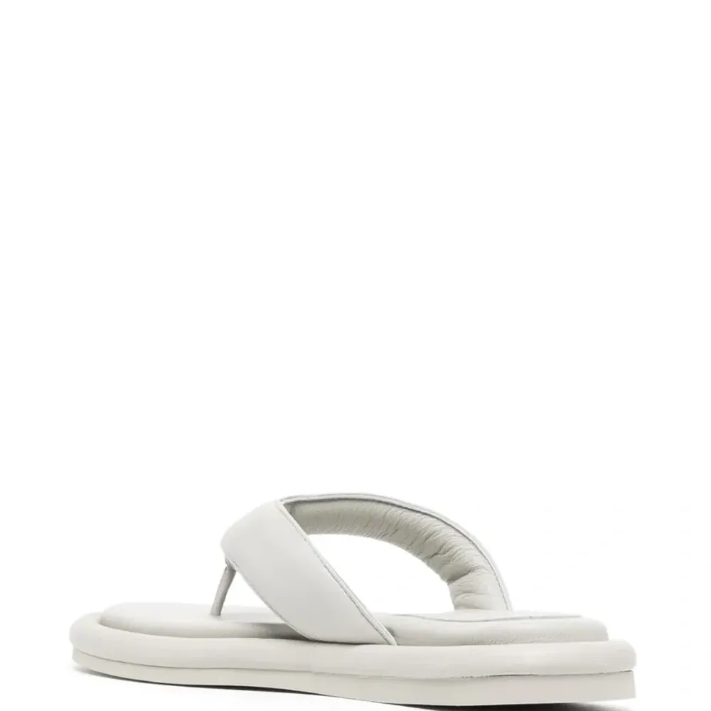 Шлепанцы с дутыми ремешками