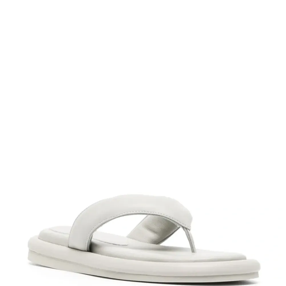 Шлепанцы с дутыми ремешками