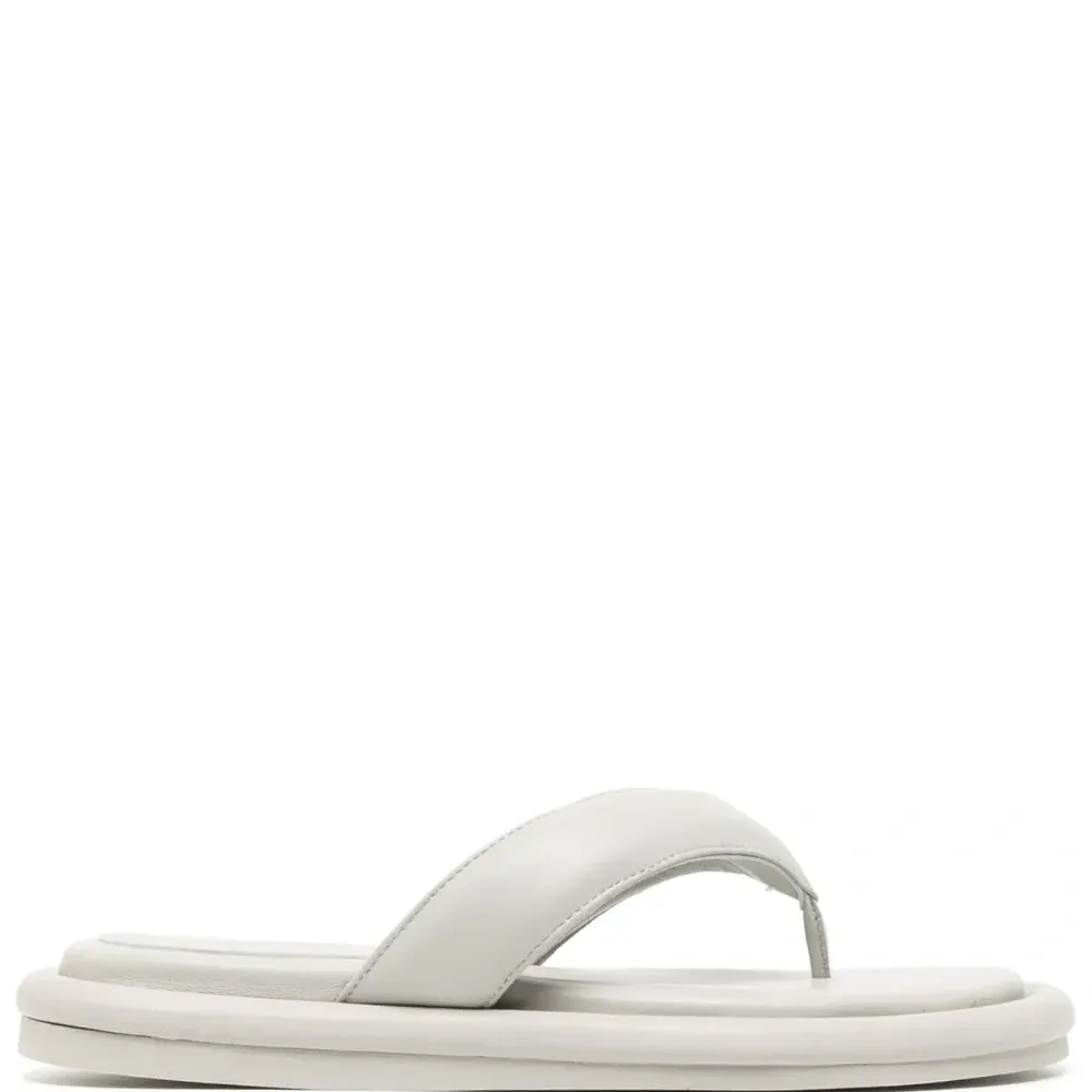 Шлепанцы с дутыми ремешками