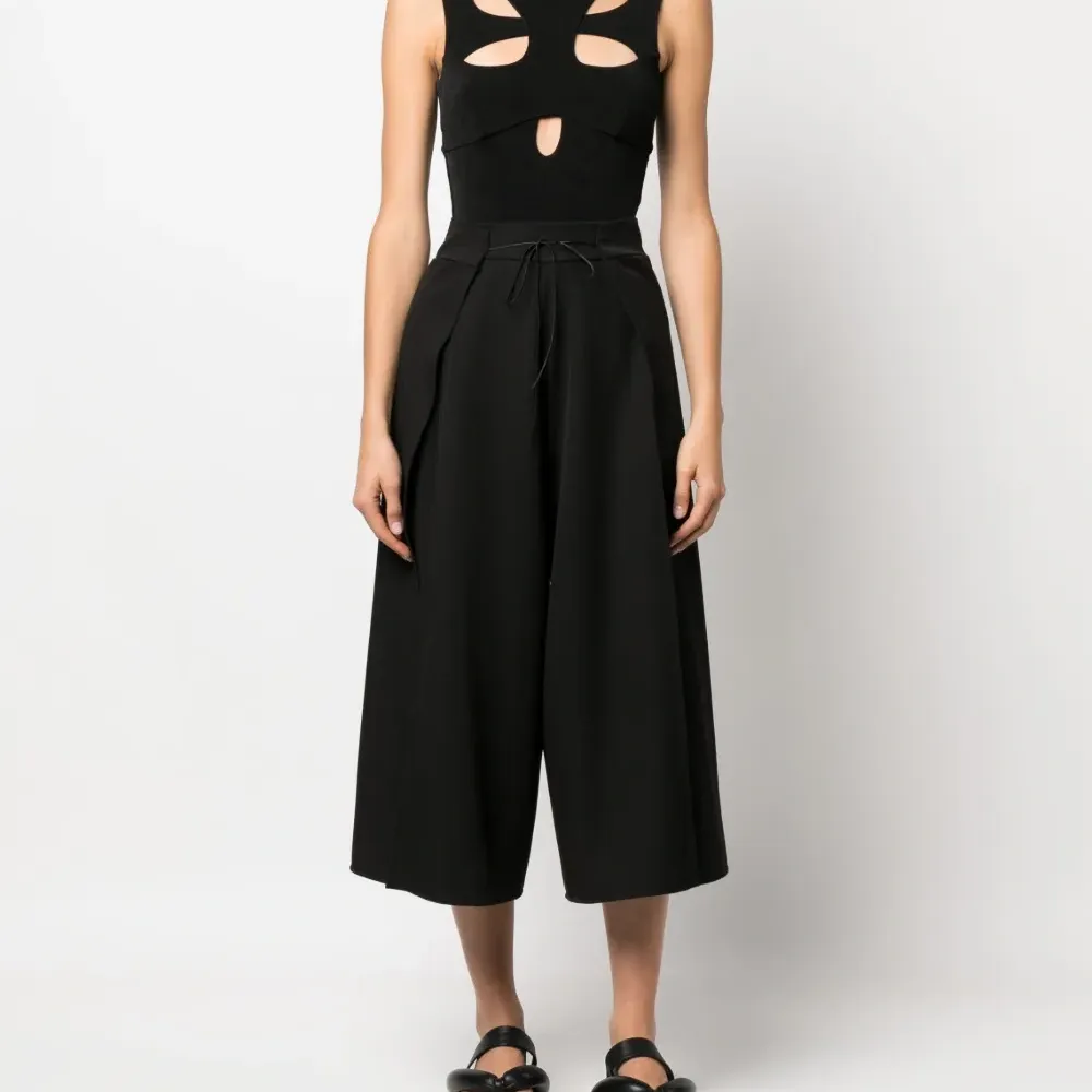 Укороченные брюки широкого кроя