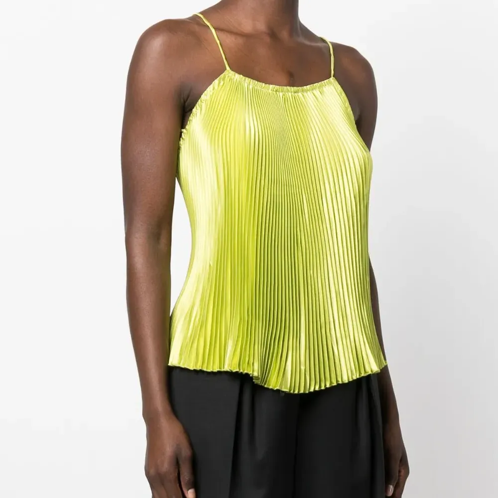 Плиссированная блузка без рукавов