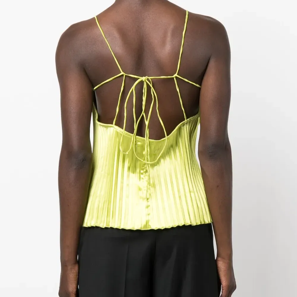 Плиссированная блузка без рукавов