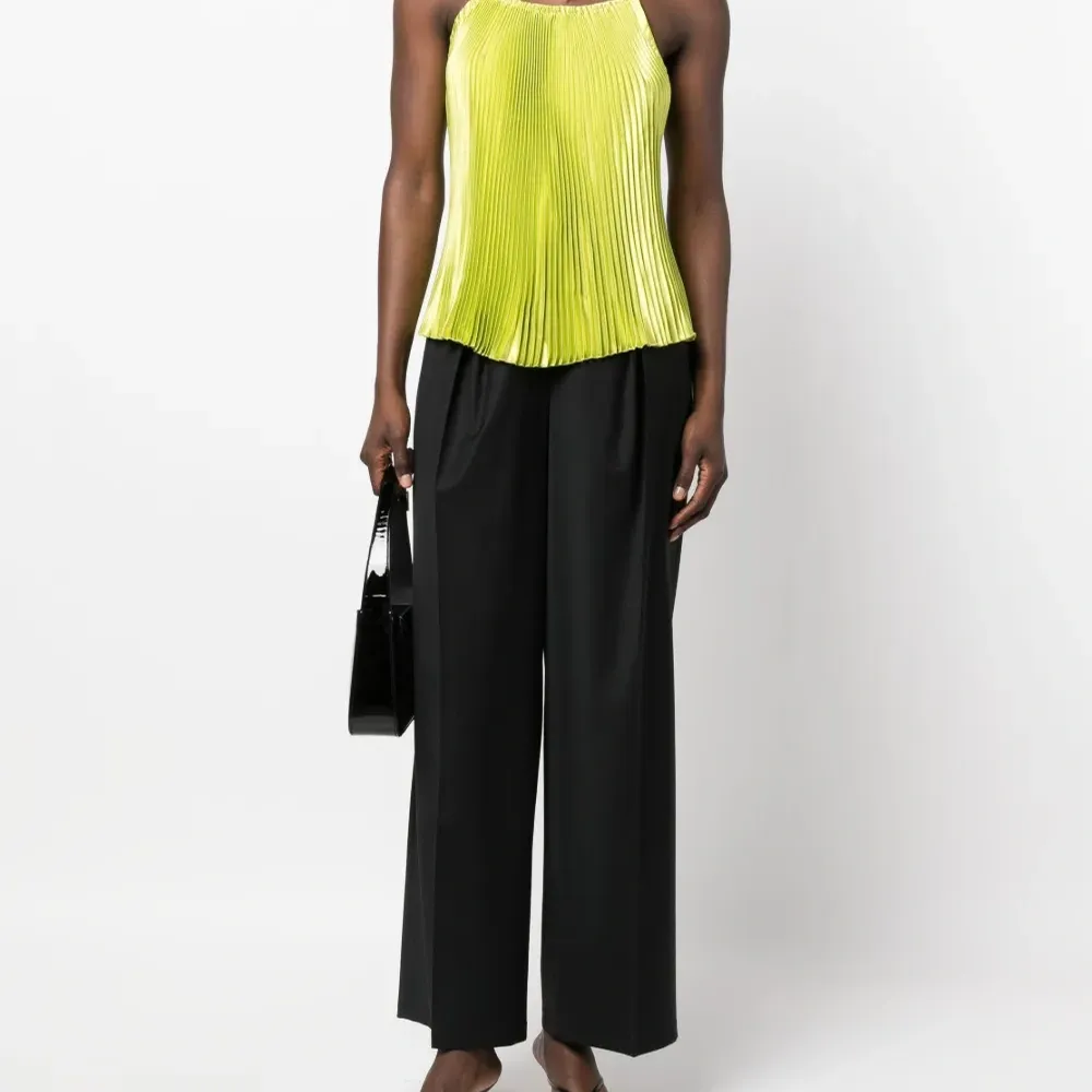 Плиссированная блузка без рукавов