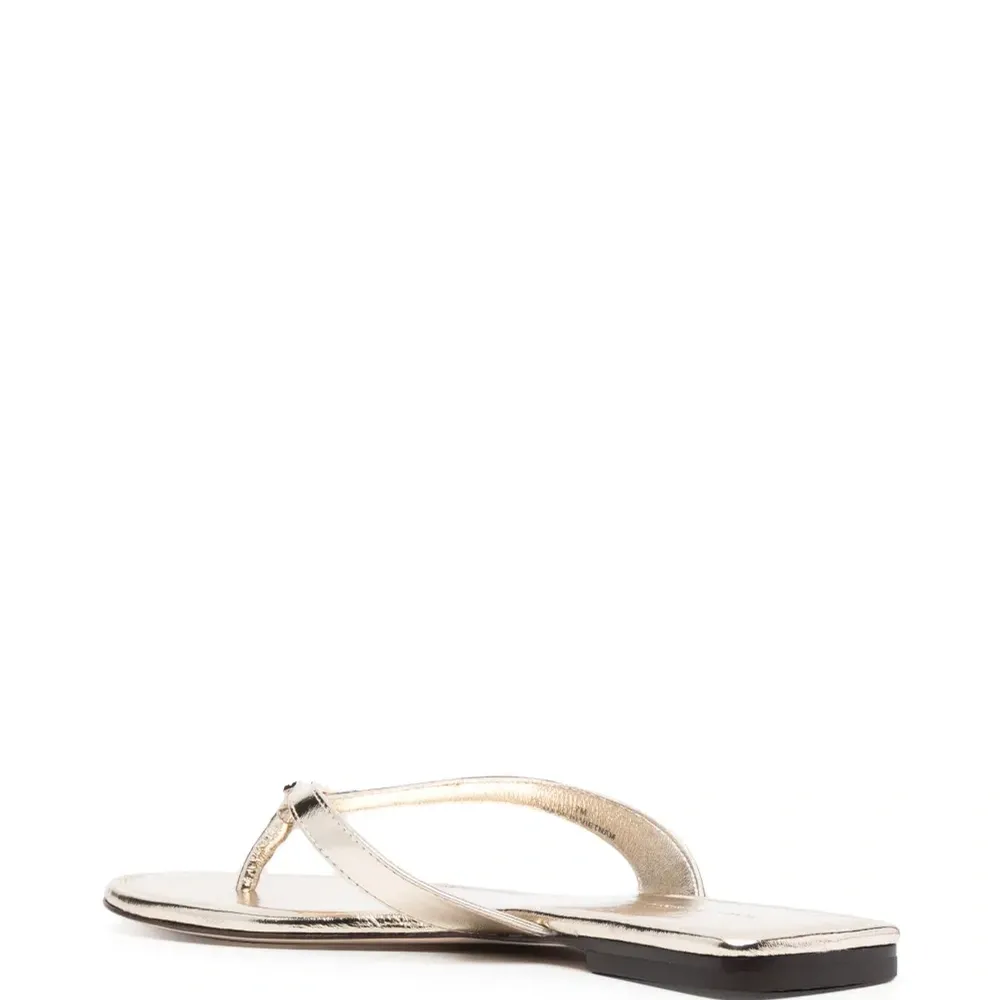 Шлепанцы на плоской подошве Шлепанцы на плоской подошве