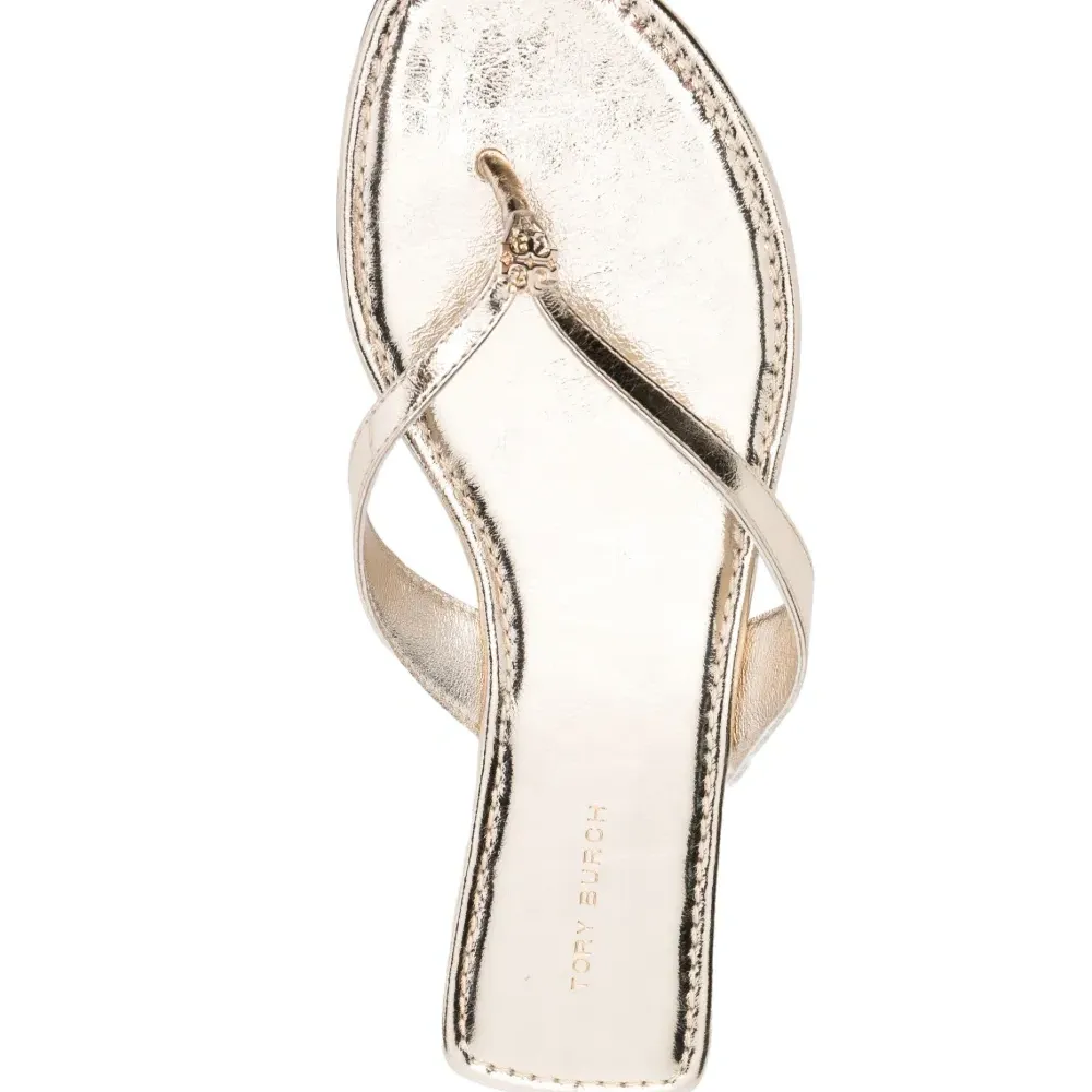 Шлепанцы на плоской подошве Шлепанцы на плоской подошве