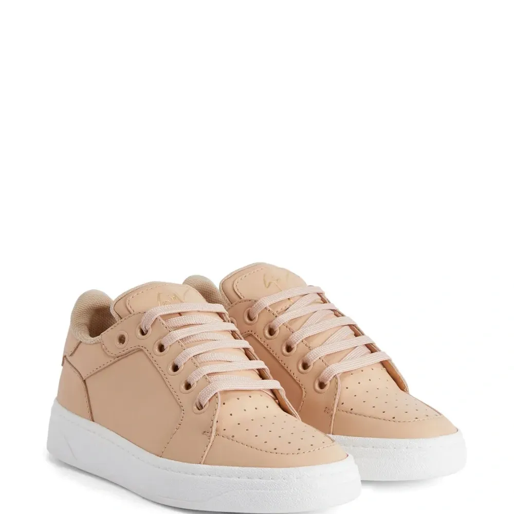 Кроссовки на шнуровке