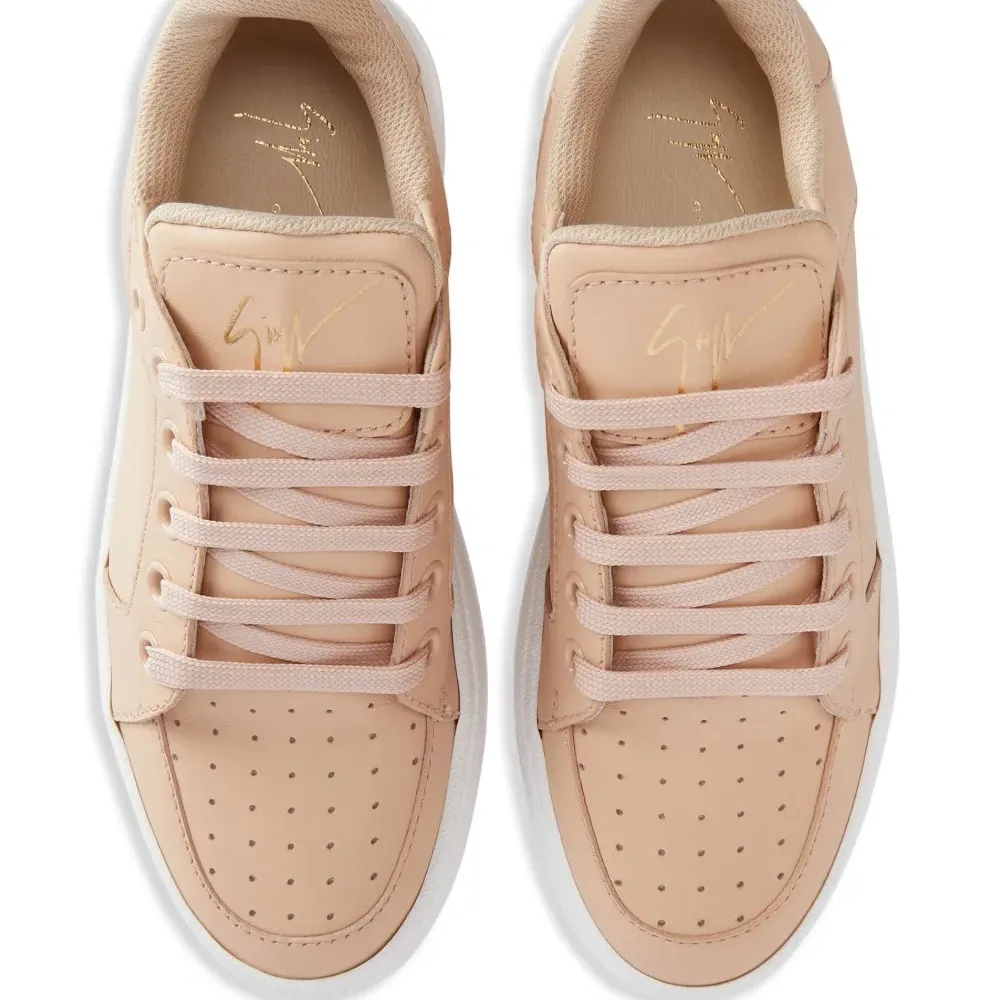 Кроссовки на шнуровке