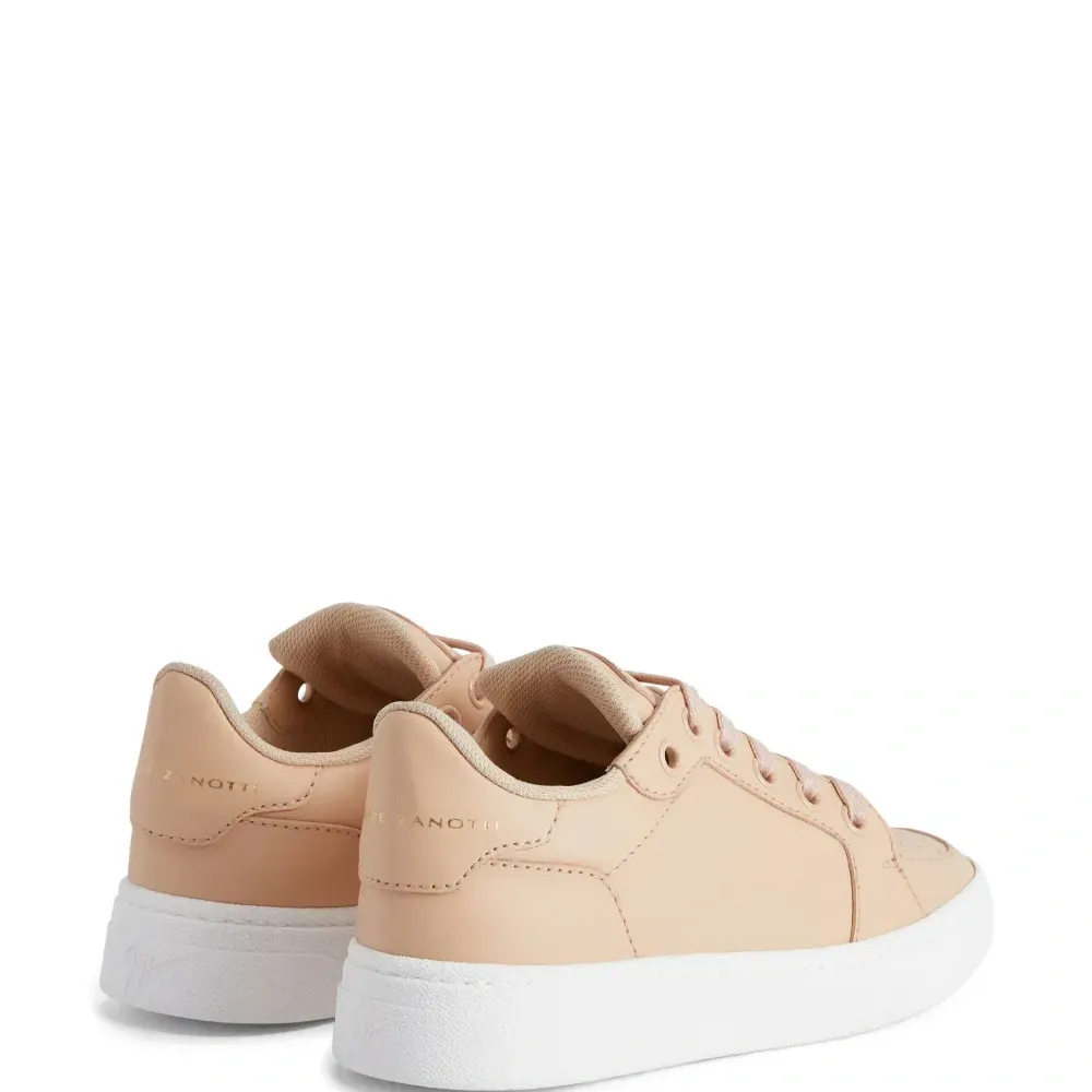 Кроссовки на шнуровке