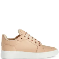 Кроссовки на шнуровке