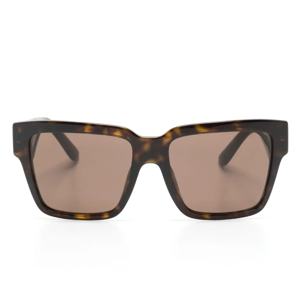 Солнцезащитные очки в массивной оправе