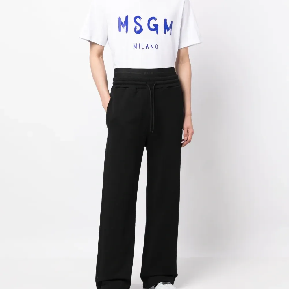 Футболка с логотипом